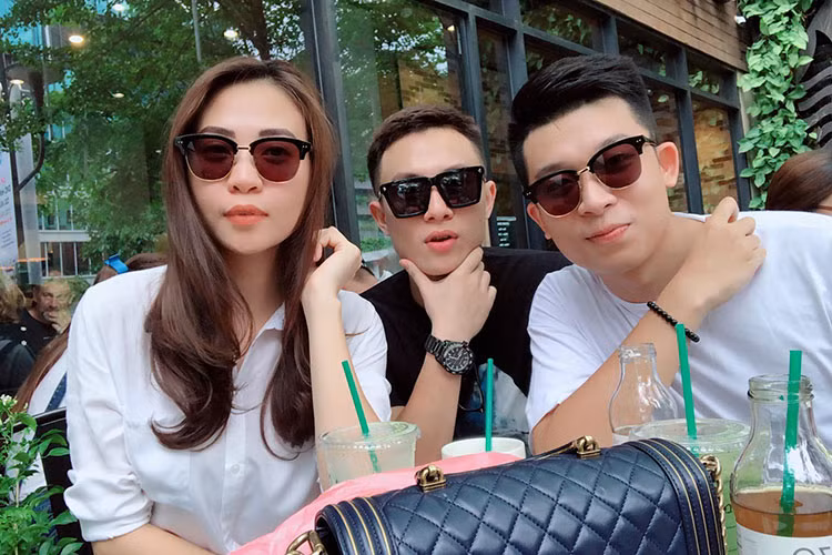 Đàm Thu Trang tụ tập bạn bè là một trong những tin tức sao Việt trong ngày 1/10.