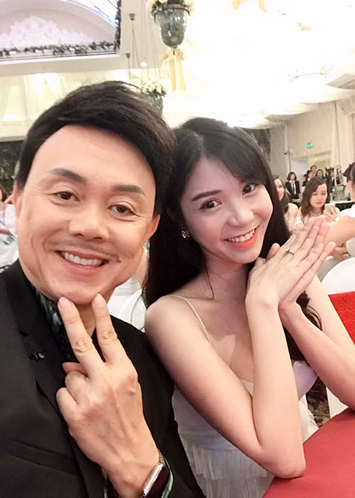 Danh hài Chí Tài chụp ảnh kỷ niệm cùng Thanh Bi tại một sự kiện.