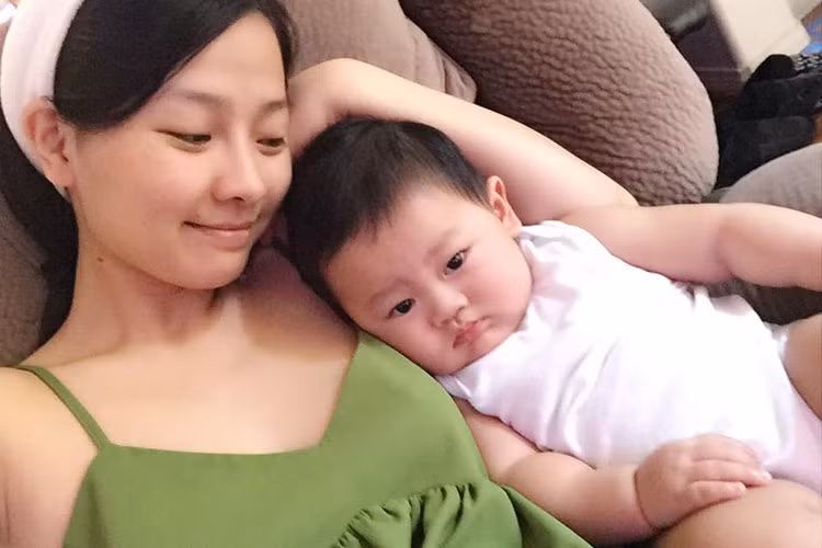 Con trai diễn viên Khánh Hiền “Tôi thấy hoa vàng trên cỏ xanh” làm nũng mẹ khi bị sốt.