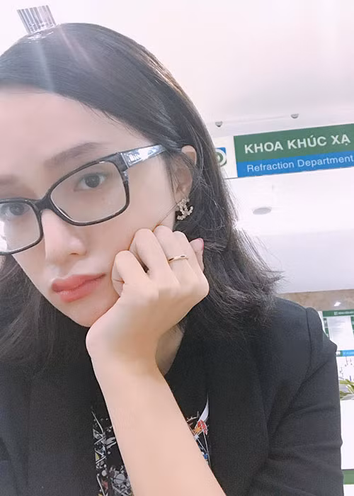 Hương Giang Idol đi mổ cận thị sau hơn 10 năm sống chung với kính cận.