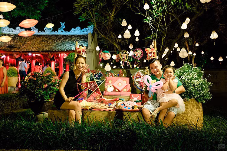 Vợ chồng Jennifer Phạm - Đức Hải đưa cô con gái đi đón Trung thu sớm.