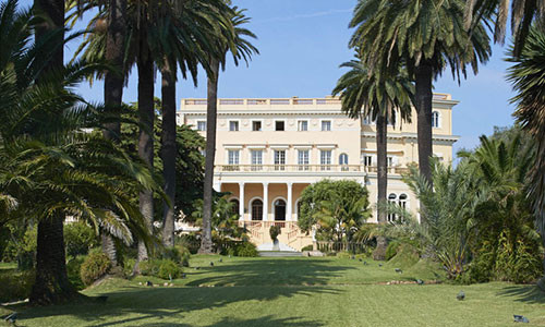 Mặt tiền biệt thự được xây theo lối kiến trúc của Vương quốc Sardinia. Ảnh: Ambroise Tezenas