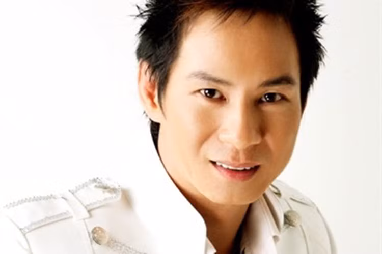 Thời mới vào nghề, Lý Hải có cơ hội đi biểu diễn ở các tụ điểm nhỏ nhờ đạo diễn Huỳnh Phúc Điền và Phương Bình. Anh được 2 đạo diễn này tự đặt tên nghệ danh Lý Hải với lý do anh trông giống người Hong Kong. Ảnh: Zing