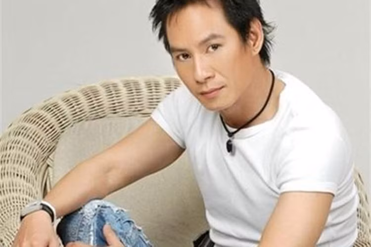 Nhờ khả năng hát và vũ đạo điêu luyện, Lý Hải trở nên nổi tiếng vào năm 1993. Tuy nhiên, năm 1996, tên tuổi của anh bị lu mờ bởi cơn sốt Làn Sóng Xanh xuất hiện. Lý Hải bị bầu show làm ngơ, thậm chí đàn em gặp anh cũng không chào. Ảnh: Vietnamnet