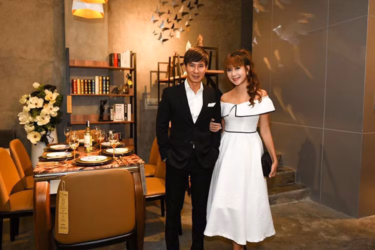 Lý Hải đã bất ngờ quyết định dừng vai trò của một ca sĩ vào năm 2010. Anh chuyển qua học sản xuất và đạo diễn để thử thách bản thân. Năm 2013, Lý Hải đã bắt tay sản xuất các bộ phim điện ảnh. Ảnh: FBNV