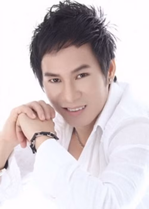 Để lấy lại tên tuổi, Lý Hải quyết định đi theo xu hướng của thời điểm năm 2000 là làm một video ca nhạc kết hợp hài kịch. Không may, một ngày trước khi thực hiện video ca nhạc hài “Trọn đời bên em”, anh bị các mạnh thường quân xù kèo. Ảnh: Thể thao văn hóa