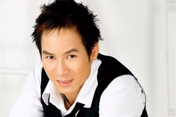 Lý Hải ban đầu đi hát lót cho các ngôi sao đến muộn. Anh từng có lúc phải hát liên tục 20 bài vì ca sĩ đến trễ. Theo lời Lý Hải, nếu có lỡ hát trùng hit với đàn anh, anh đành phải trốn về vì sợ bị mắng. Có lúc khi đang hát lót, Lý Hải bị MC giật mic để nhường sân khấu cho ngôi sao. Ảnh: Zing