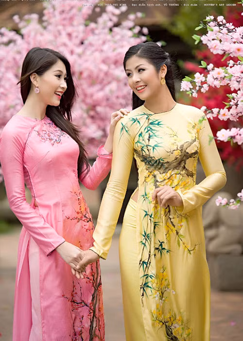 Hai mỹ nhân họ Đặng đều khoe được vóc dáng và vẻ dịu dáng khi diện áo dài truyền thống. Ảnh: VTC