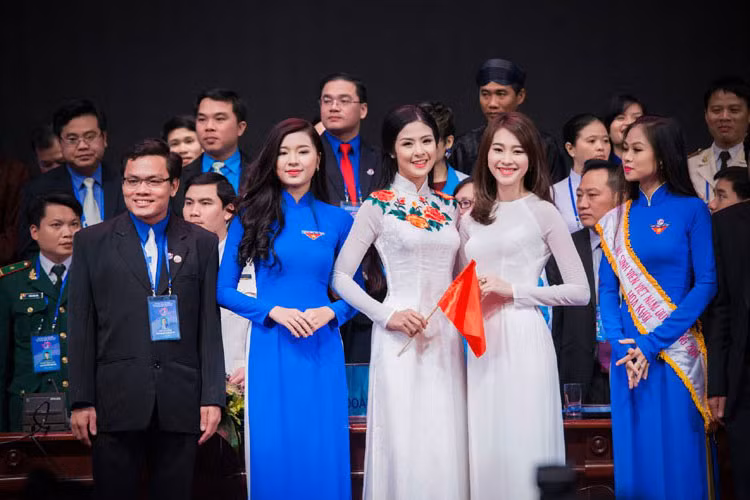 Hai nàng Hoa hậu Việt Nam rất thân thiết dù không có thời gian gặp gỡ thường xuyên vì khoảng cách địa lý. Ảnh: Lê Chí Linh