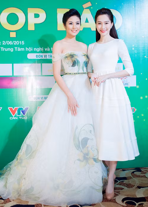 Hoa hậu Đặng Thu Thảo và Hoa hậu Ngọc Hân xinh đẹp không kém cạnh nhau. Trong ảnh, người đẹp gốc Bạc Liêu dịu dàng với trang phục tông trắng thì đàn chị khoe vai trần gợi cảm. Ảnh: Zing
