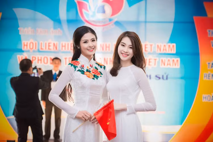 Hai mỹ nhân họ Đặng không ít lần chạm mặt tại các sự kiện. Trong ảnh, Thu Thảo và Ngọc Hân tham dự Đại hội Liên hiệp Thanh niên Việt Nam lần thứ 7. Ảnh: Lê Chí Linh