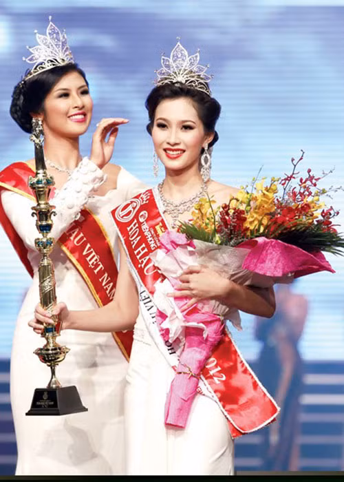 Năm 2012, chính Ngọc Hân đã trao vương miện cho Đặng Thu Thảo trong đêm đăng quang. Ảnh: Tiền Phong