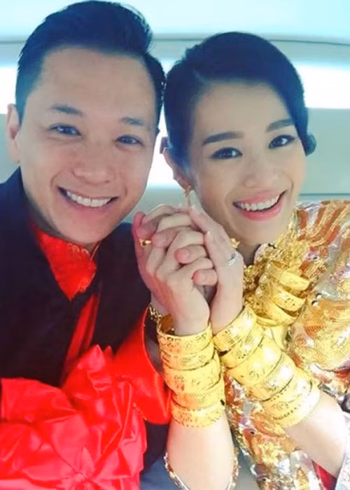 Trong 3 tháng đầu hẹn hò, Hồ Hạnh Nhi đã tin rằng Philip chính là người chồng lý tưởng của cô. Cô thậm chí ví anh như "tấm vé số độc đắc". Sau chưa đầy một năm yêu nhau, vào tháng 12/2015, cả hai làm đám cưới. Ảnh: Weibo