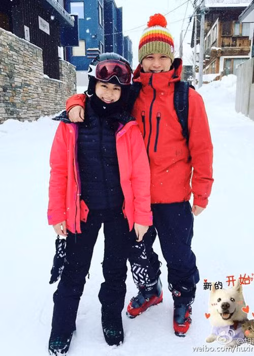 Sau đám cưới hoành tráng, Hồ Hạnh Nhi và Philip Lee đi nghỉ trăng mật vòng quanh thế giới. Trong ảnh, cặp đôi nở nụ cười hạnh phúc bên nhau ở Nhật Bản. Ảnh: Weibo