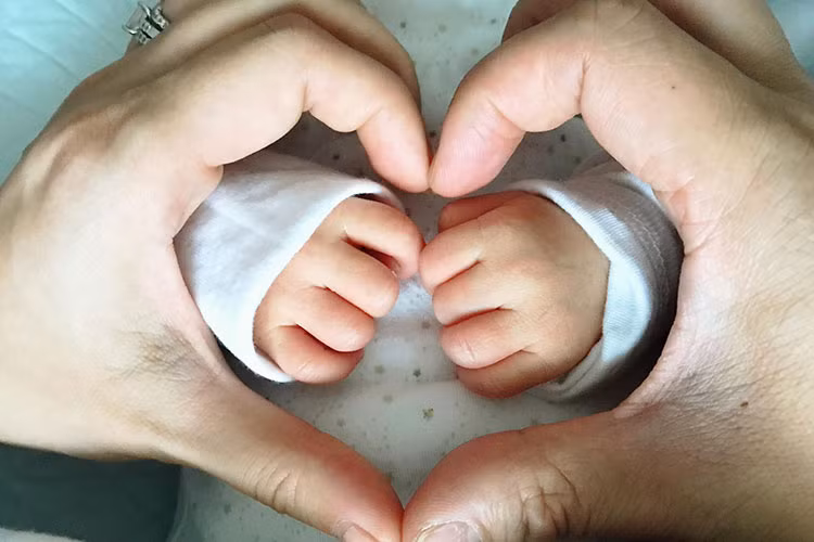 Mới đây, Hồ Hạnh Nhi đã hạ sinh con trai đầu lòng. Trên trang cá nhân, cô đăng tải hình ảnh bàn tay bé trai sơ sinh cùng dòng chú thích: “Ba chúng tôi”. Ảnh: FBNV