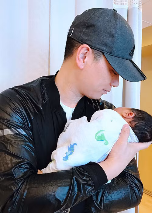 Chồng Hồ Hạnh Nhi lại khoe ảnh bế quý tử. Anh tiết lộ con trai tên Brendan Lee. Philip cho biết vợ anh sinh thường. Cuối cùng, Hồ Hạnh Nhi cũng hưởng trái ngọt sau những sóng gió đời tư. Ảnh: FBNV