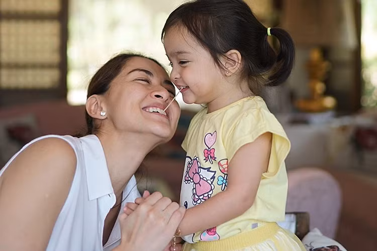 Bé Zia sở hữu khuôn mặt xinh xắn với đôi mắt sáng long lanh và chân mày tuyệt đẹp. Càng lớn, cô nhóc càng đáng yêu.