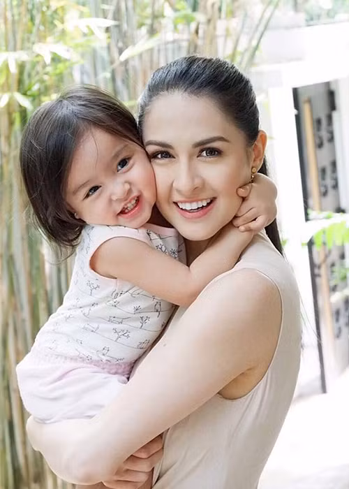 Chỉ mới 2 tuổi nhưng con gái của mỹ nhân đẹp nhất Philippines đã đi du lịch nhiều nơi trên thế giới cùng bố mẹ.