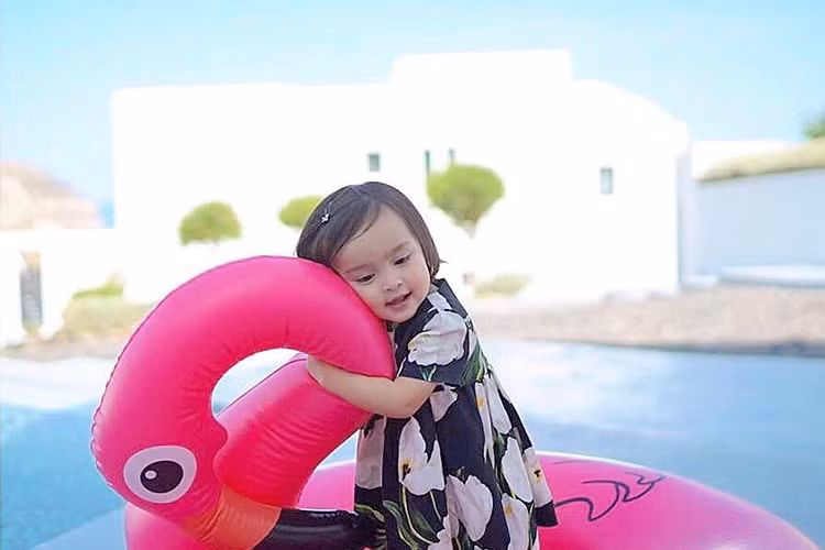 Bé Zia tỏ ra rất dạn dĩ trước ống kính máy ảnh. Được biết, cô nhóc thỉnh thoảng làm người mẫu ảnh cùng bố mẹ.