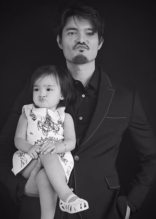 Hình ảnh bé Zia chu môi tạo dáng giống bố Dingdong Dantes khiến nhiều người hâm mộ thích thú.