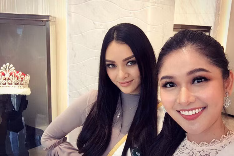 Á hậu 2 cuộc thi Hoa hậu Việt Nam 2016 đã đến chào hỏi đương kim Hoa hậu Quốc tế. Ảnh: FBNV