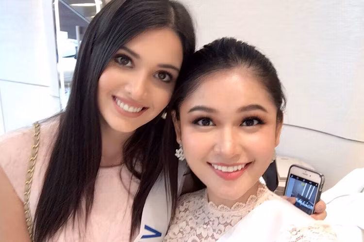 Thùy Dung luôn tỏ ra thân thiện với các đại diện khác. Trong ảnh, cô chụp ảnh kỷ niệm cùng thí sinh đến từ Venezuela. Ảnh: FBNV