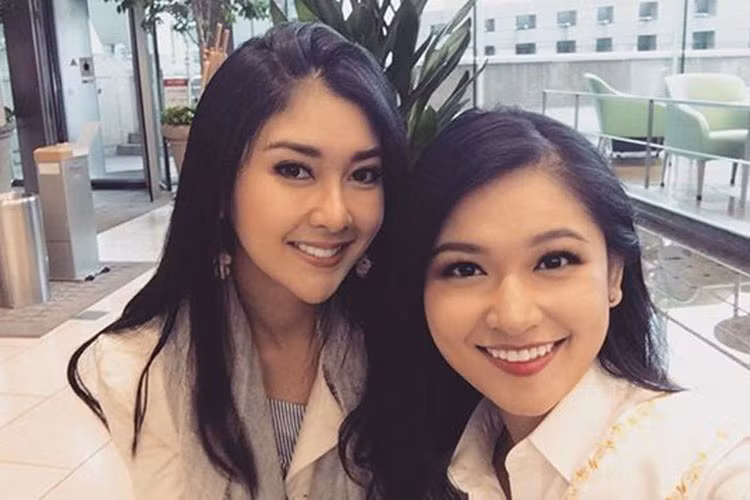 Thùy Dung khá thân với đại diện Indonesia. Theo lời đại diện Việt Nam, cô đã ngủ trên vai của người đẹp đến từ Indonesia. Ảnh: FBNV