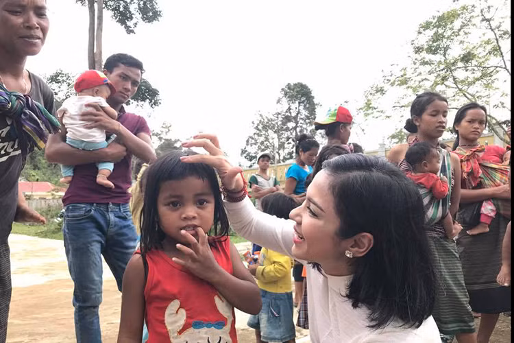 Việt Trinh vui vẻ đi phát quà từ thiện ở bản Arem, xã Tân Trạch, huyện Bố Trạch tỉnh Quảng Bình.