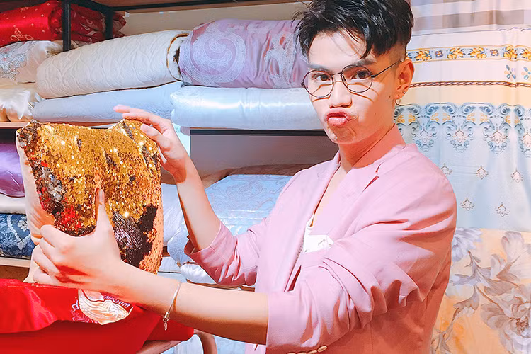 Sau ồn ào đời tư, Đào Bá Lộc muốn tìm chút bình yên trong việc trang trí lại phòng ngủ.