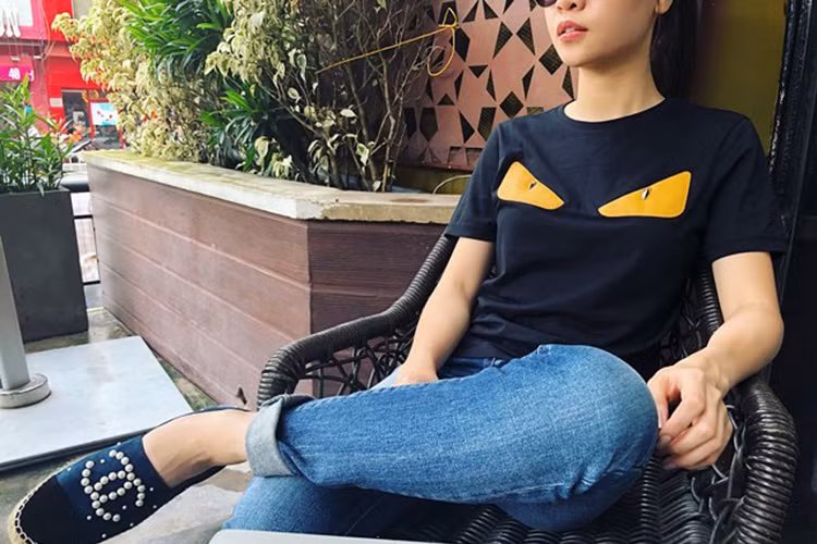 Đàm Thu Trang đăng ảnh dáng ngồi bá đạo kèm chú thích: “Tôi là soái ca”.