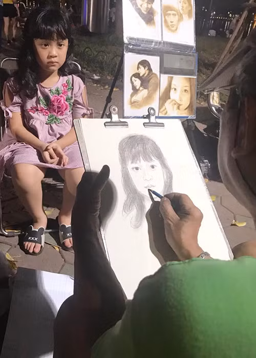 Diệp Chi chia sẻ con gái lần đầu tiên được ký họa chân dung. “Trừ những lúc nhí nhố ra thì người mẫu khá tập trung và căng thẳng khi lần đầu ngồi làm mẫu. Cầm tranh xong hí hửng: "Đẹp quá mẹ ạ, để con về con tô màu cho xinh hơn”, nữ MC tâm sự.