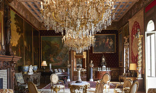 Một phòng khách trong ngôi biệt thự. Ảnh: Ambroise Tezenas