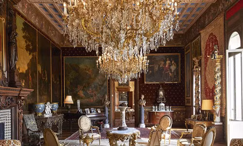 Một phòng khách trong ngôi biệt thự. Ảnh: Ambroise Tezenas