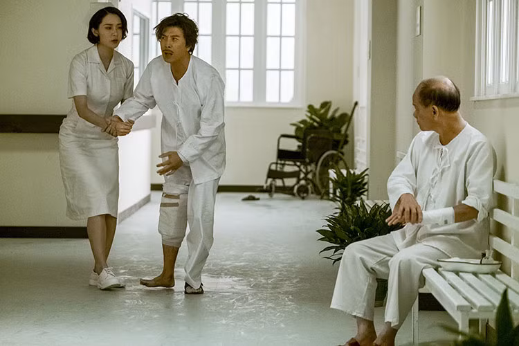 Trong một cuộc đụng độ với các băng đảng, vì để tìm cách cứu Lôi Lạc - một viên cảnh sát có ơn cứu mạng mình, Ngô Tích Hào đã bị kẻ thù đập gãy một chân và từ đó trở thành Hào què.