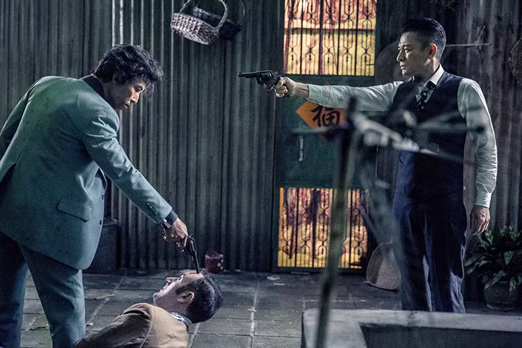 Trong “Trùm Hương Cảng”, nhân vật của Chân Tử Đan là một chàng thanh niên nghèo từ Đại lục trốn sang Hồng Kông rồi được chú ý trong giới xã hội đen bởi khả năng võ thuật của mình.