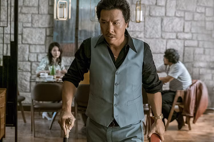 Sự kiện đó cũng khiến Hào què nhận được sự trọng dụng của Lôi Lạc, cả hai kết giao huynh đệ và cùng nhau thiết lập nên một đế chế “Trắng – Đen” bao phủ cả Hồng Kông.