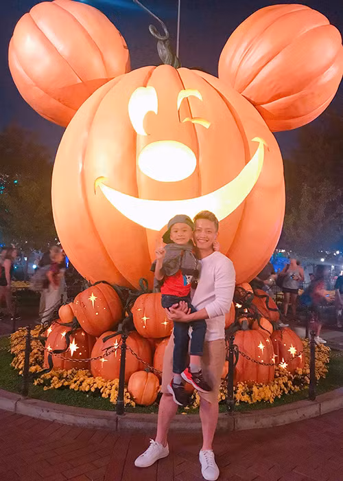 Hình ảnh bé Jacky được người đàn ông lạ mặt bồng bế khi đi chơi ở công viên được Thanh Thảo chia sẻ.