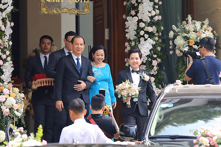 Vào khoảng 9h, doanh nhân Trung Tín cùng bố mẹ lên đường sang nhà Hoa hậu Đặng Thu Thảo đón dâu. Ảnh: Zing