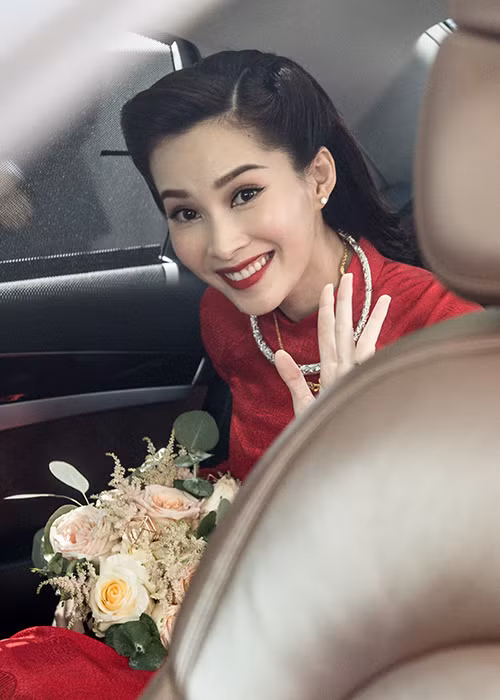 Hình ảnh Đặng Thu Thảo tươi rói khi lên xe về nhà chồng để tiếp tục làm lễ. Ảnh: Zing News