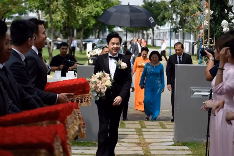 Chú rể cười hạnh phúc bước vào nhà cô dâu chuẩn bị làm lễ. Ảnh: Tiền Phong