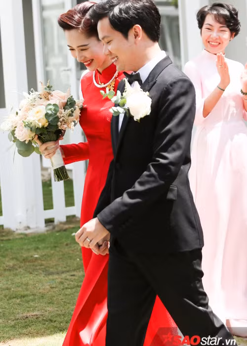 Trong lễ rước dâu, Đặng Thu Thảo cười tít mắt, nắm tay không rời hôn phu Trung Tín. Ảnh: Saostar
