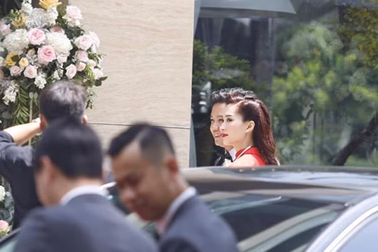 Hoa hậu Việt Nam 2012 được dàn siêu xe của nhà trai đón dâu. Ảnh: Dân Việt