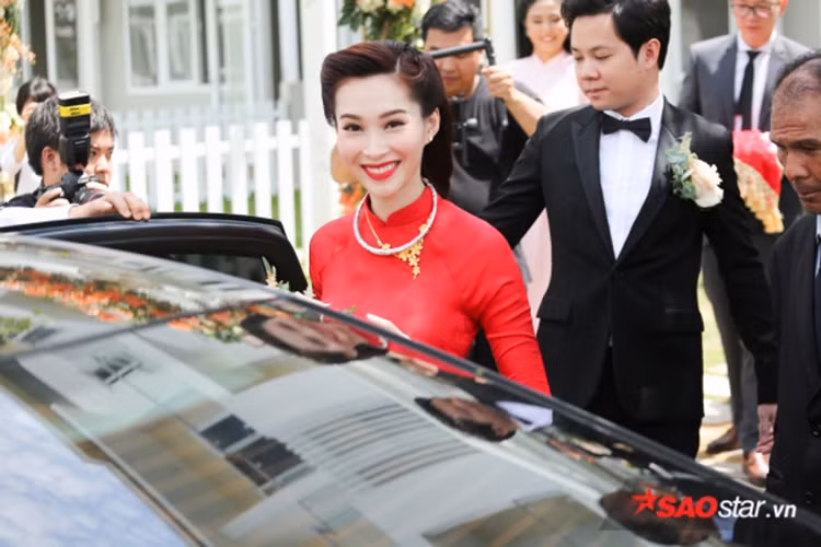 Trong ngày vu quy, cô dâu Thu Thảo khéo chọn áo dài tông đỏ khoe nhan sắc vạn người mê. Ảnh: Saostar