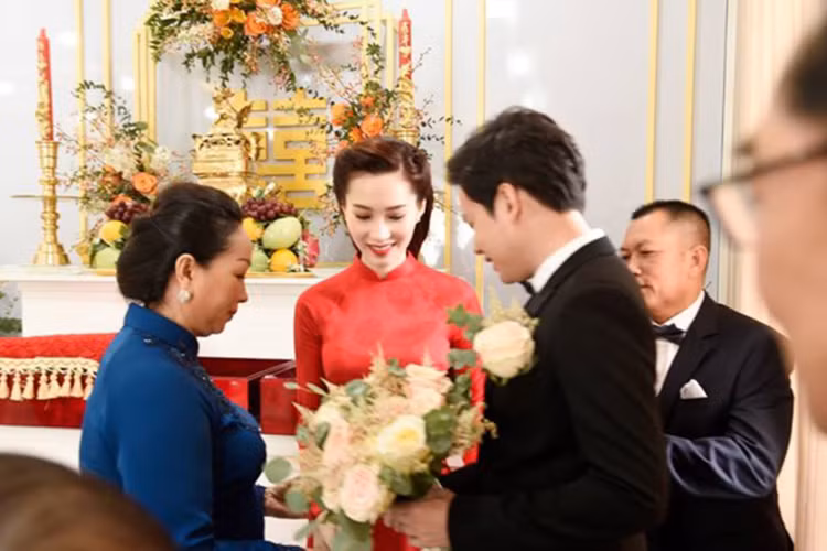 Trước đó, vào khoảng 10h, doanh nhân Trung Tín đã có mặt tại nhà Thu Thảo để đón dâu. Ảnh: Tiền Phong