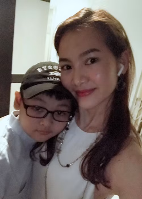 Con trai người mẫu Anh Thư làm nũng mẹ khi bị ốm.