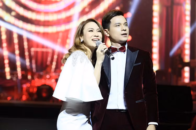 MC Danh Tùng tiết lộ Mỹ Tâm là thần tượng của anh: “Hãy còn nhớ, cách đây tận 15 năm, khi mình bắt đầu khăn gói xa nhà đi học, món ăn tinh thần duy nhất mình mang theo là chiếc đĩa nhạc- album đầu tay của nàng. Ngày ngày cứ ngấu nghiến từng bài từng bài trong nỗi nhớ nhà, nhớ bạn bè. Lúc đó yêu và thần tượng nàng điên lên, chỉ mong 1 ngày gặp nàng. Rồi cái mong ấy cũng thành hiện thực. Cho đến ngày hôm nay, dù đứng cạnh nàng ấy bao nhiêu lần thì cảm xúc ấy vẫn cứ vẹn nguyên”.