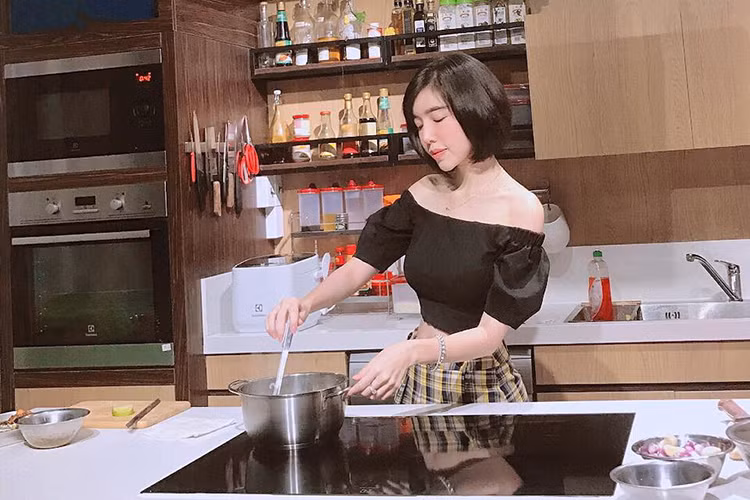 Bận rộn làm việc và chăm con nhỏ nên hot girl Elly Trần tranh thủ đi học nấu ăn với đầu bếp Võ Quốc.