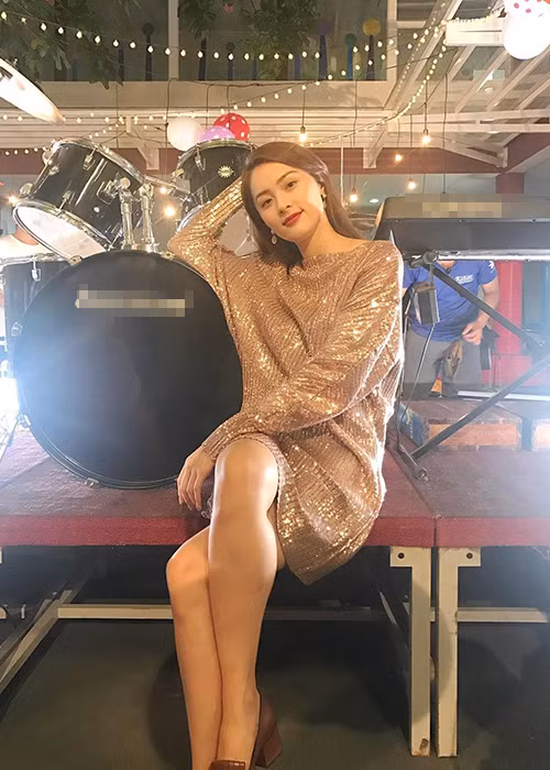 Sao Việt Hạ Vi chia sẻ: “Tốn rất nhiều ngày để nghĩ mà chẳng làm được một việc nào rồi tự nhiên sau đó trong một ngày làm được bao việc. Vậy là những nghĩ suy đều có ích chỉ là lo xa xôi chưa đến lúc dùng. Sống chậm lại, cứ tích luỹ đi và hãy đợi đấy”.