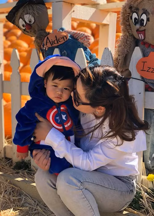 Bà xã Đan Trường đưa cậu con trai đầu lòng Thiên Từ đi chơi ở vườn bí ngô.