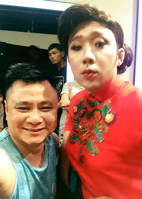 Tự Long chia sẻ hình ảnh hậu trường chương trình “Ơn giời, cậu đây rồi” mùa 4 với vai trò trưởng phòng.